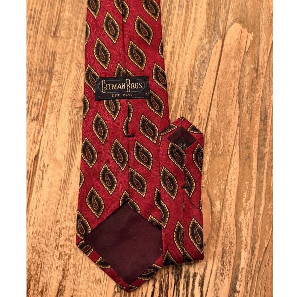 Gitman Bros Silk Necktie Red Navy Gold Paisley Made in USA 55 x 4 Short